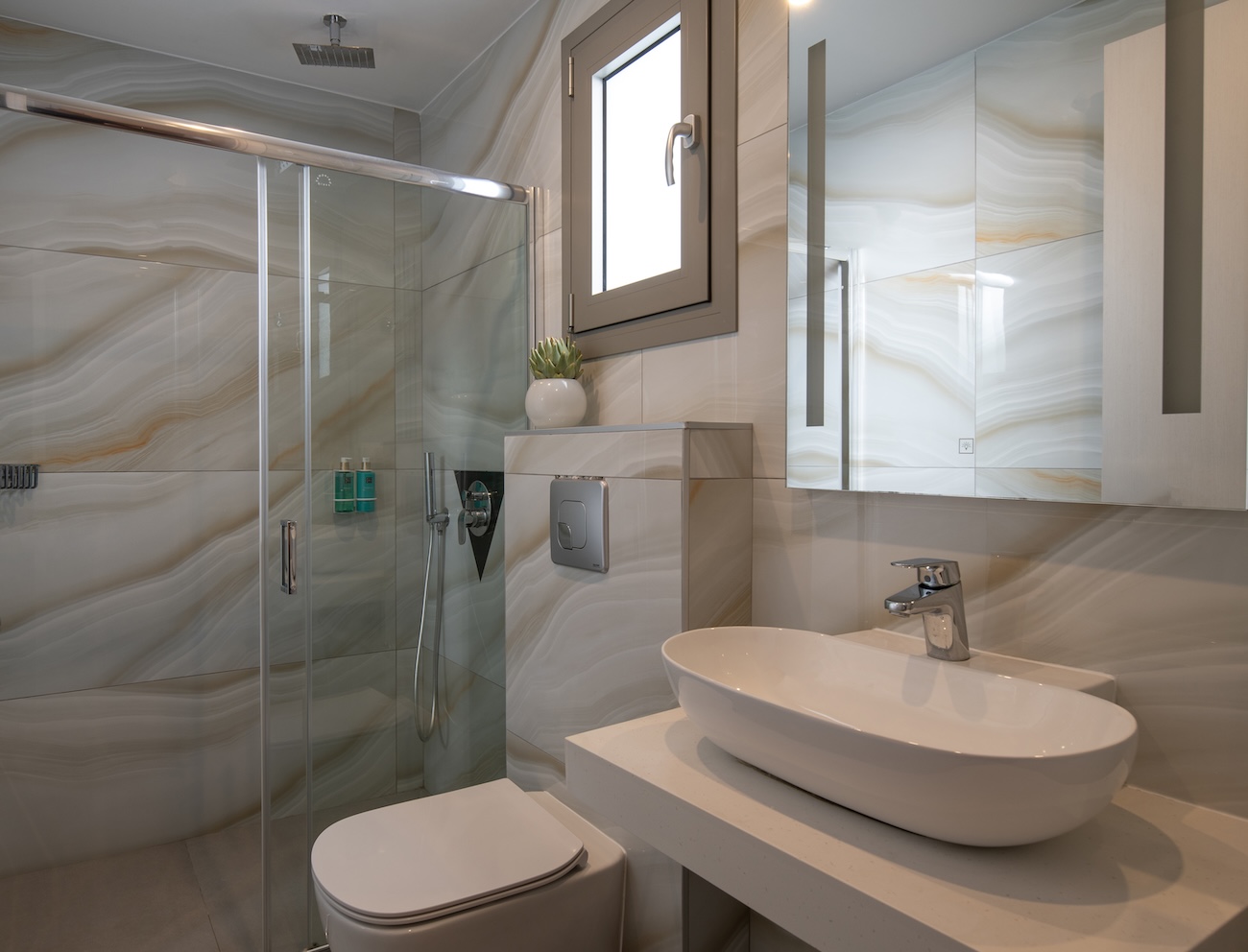 Tiara Holidays - Leon Villas - Deluxe Apartment - bathroom